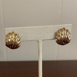 Gold tone shell earrings. Vintage. No stamp marks.